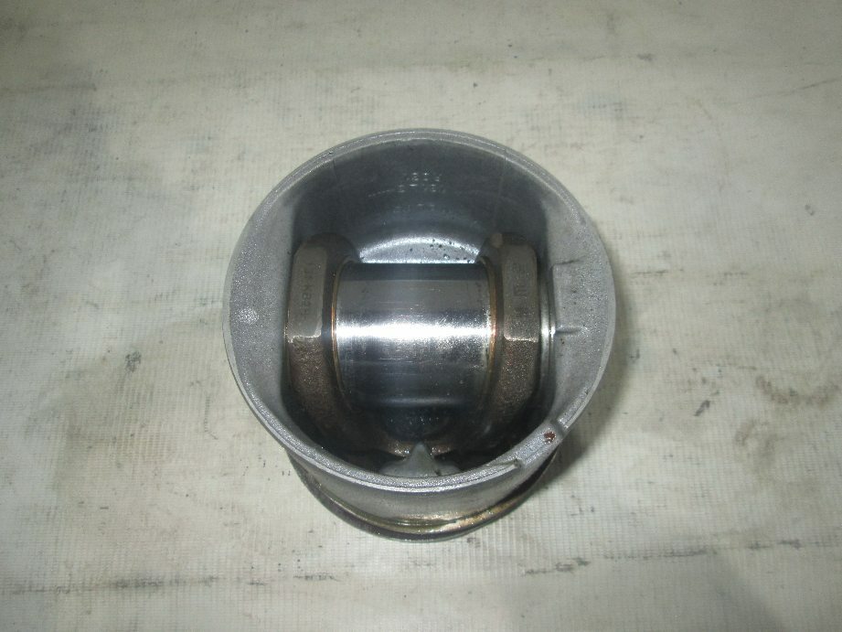 поршень D12A б/у \ царапины на юбке поршня - 2